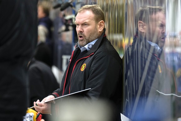 Langnaus Trainer Heinz Ehlers verfolgt hinter der Bande aufmerksam das Spiel, beim Eishockey Meisterschaftsspiel der National League zwischen dem HC Davos und den SCL Tigers, am Freitag, 22. Oktober 2 ...