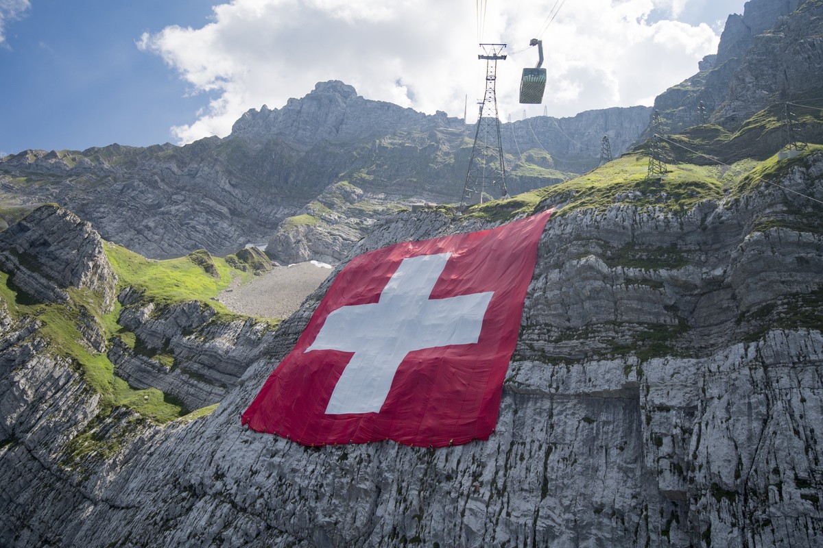 Eine 80x80 Meter grosse Schweizerfahne haengt an einer Felswand unterhalb des Saentis anlaesslich des Nationalfeiertags, am Dienstag, 31. Juli 2018, auf der Schwaegalp. (KEYSTONE/Benjamin Manser)