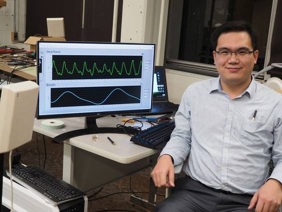 Xiaonan Hui von der Cornell University kontrolliert die Körperdaten, die kontaktlos mit Funketiketten aufgezeichnet wurden.