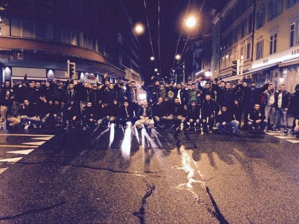 Sondame-Gruppierung präsentiert sich in der Zürcher Langstrasse vor dem Restaurant Aargauer Hof.&nbsp;