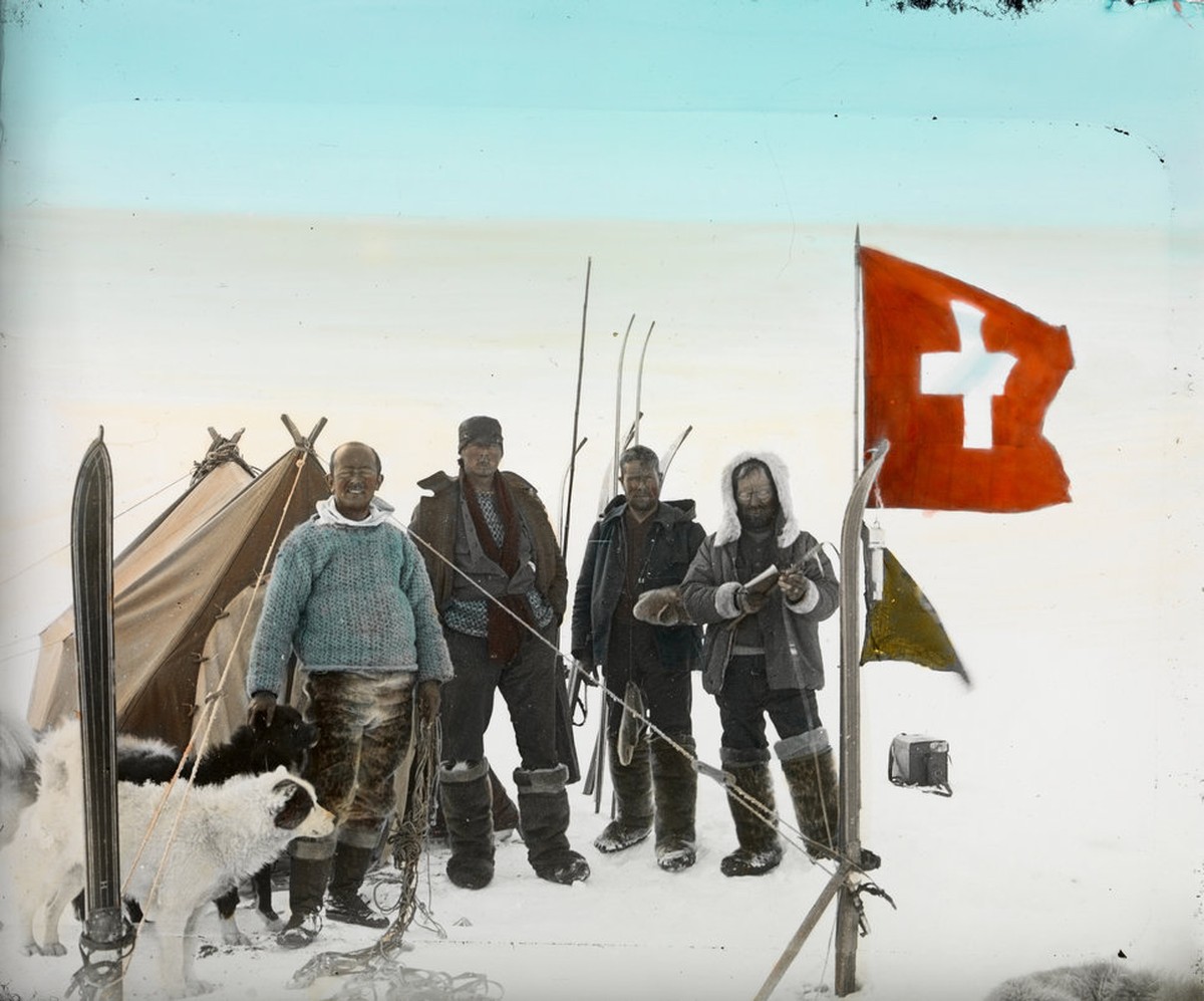 Grönland-Expedition von Alfred de Quervain, 1912: Die Expeditionsmitglieder während der Überquerung (von links): Der Arzt Hans Hössli, der Architekt Roderich Fick, der Ingenieur Karl Gaule und der Exp ...