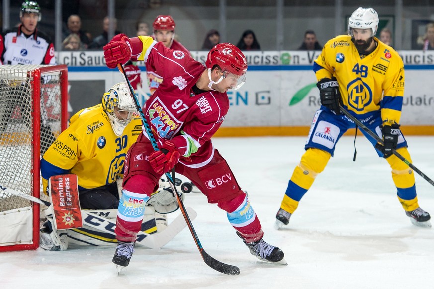 Lausanne&#039;s Per Ledin tries to score against Davos&#039;s Goalie Joren van Pottelberghe during a National League A regular season game of the Swiss Championship between Lausanne HC, LHC, and HC Da ...