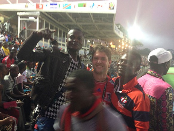 watson-Sportchef Fehr wird zum gefragten Fotosujet unter den kongolesischen Supportern. 