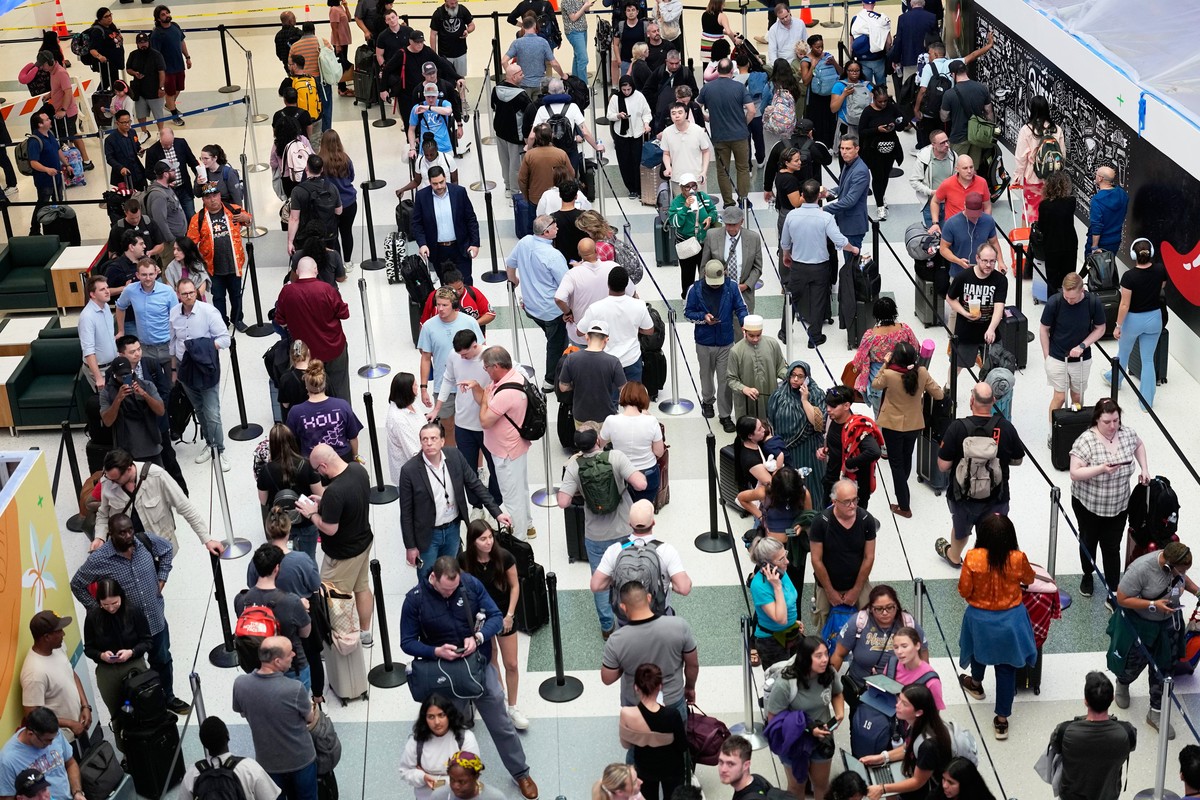 Travelers wait in long security checkpoint lines at George Bush Intercontinental Airport Friday, March 27, 2026, in Houston. (AP Photo/David J. Phillip)
Travel Delays