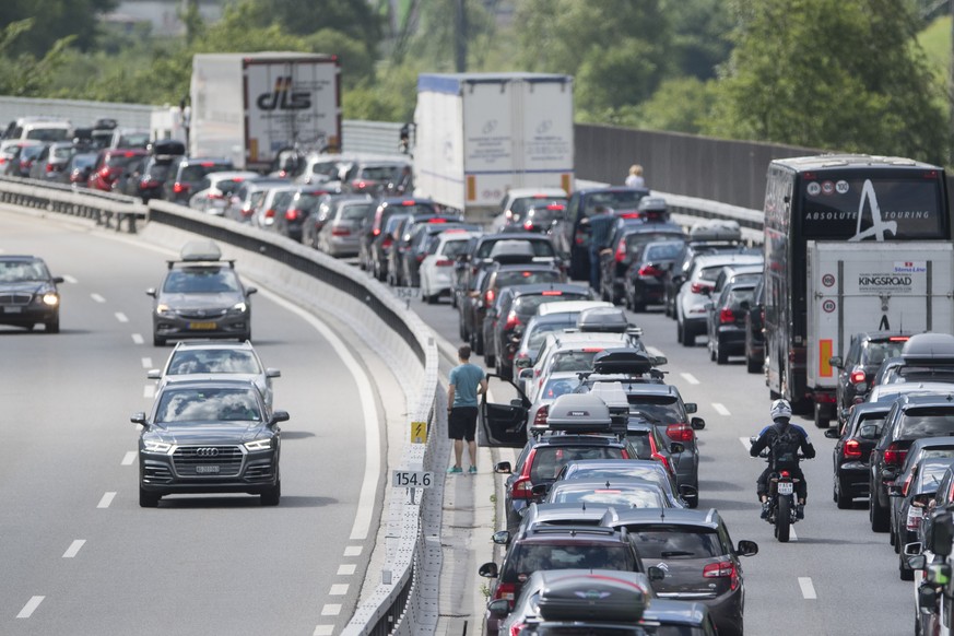 Der Ferienreiseverkehr staut sich am Samstag, 15. Juli 2017, bei Erstfeld vor dem Gotthard-Tunnel in Richtung Sueden bis auf 12 Kilometer Laenge. (KEYSTONE/Urs Flueeler)