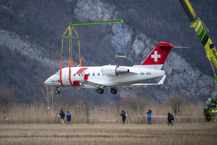 Der Rega Ambulanzjet CL-604, HB-JRA wird am Freitag, 8. Maerz 2019 auf ein Ponton hehievt, dies anlaesslich des Transports vom Flugplatz Alpnach ber den Vierwaldstaettersee nach Luzern ins Verkehrsha ...