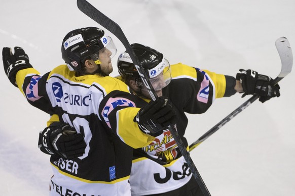 Ajoies Kevin Ryser, und Melvin Mrola, von links, jubeln waehrend dem Swiss Ice Hockey Cup Viertelfinal zwischen dem HC Ajoie, Swiss League, und den SCL Tigers, National League, am Dienstag, 21. Novemb ...