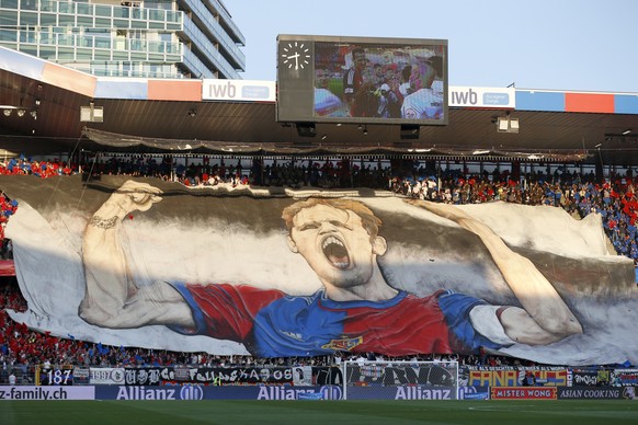 Fans spannen ein riesiges Transparent mit Marco Streller vor dem Fussball Meisterschaftsspiel der Super League zwischen dem FC Basel und dem FC St. Gallen im Stadion St. Jakob-Park in Basel, am Freita ...