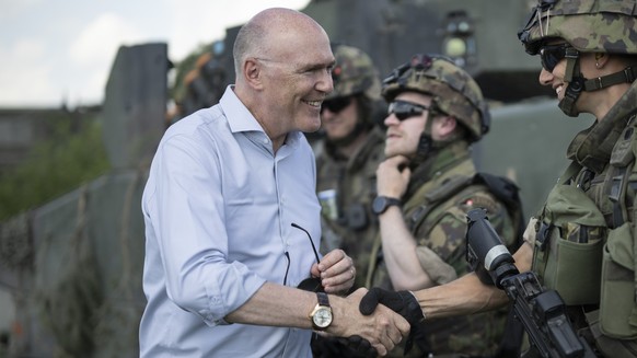 Bundesrat Martin Pfister spricht mit Schweizer Soldaten vor einem Schuetzenpanzer 2000 am Truppenversuch TRIAS 25 der Schweizer Armee, am Donnerstag, 1. Mai 2025, auf dem Truppenuebungsplatz in Allent ...
