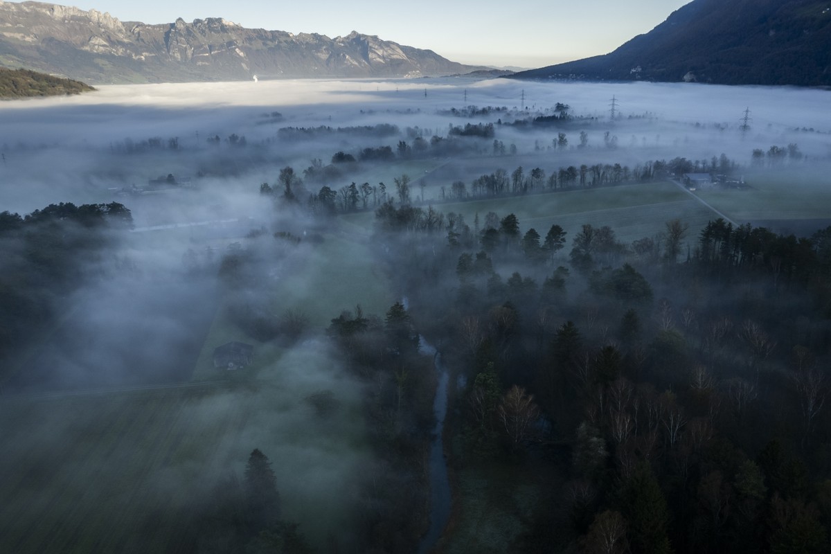 Landschaft im Nebel, am Dienstag, 29. Oktober 2024, in Weite. (KEYSTONE/Gian Ehrenzeller)