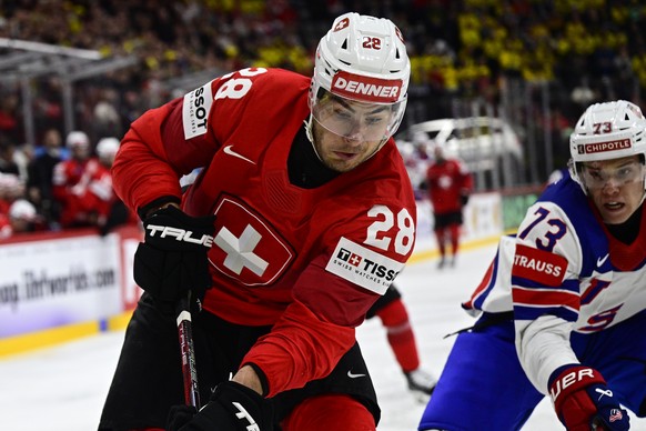 epa12135345 Switzerland's Timo Meier (#28) and USA's Alex Vlasic (#73) during the IIHF Ice Hockey World Championship final match between Switzerland and the USA at Avicii Arena in Stockholm, ...