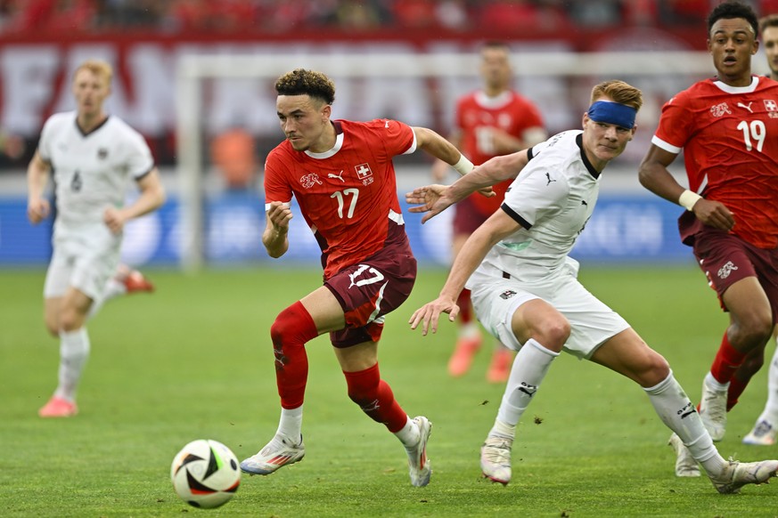 Switzerland&#039;s Ruben Vargas, left, and Austria&#039;s Philipp Lienhart in action during an international friendly soccer match between Switzerland and Austria at the kybunpark stadium in St. Galle ...