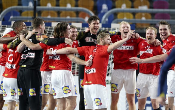 epa08978354 Denmark&#039;s players celebrate their victory after the Gold Medal match between Denmark and Sweden at the 27th Men&#039;s Handball World Championship in Cairo, Egypt, 31 January 2021. EP ...