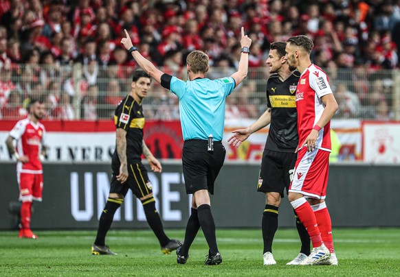 epa07606543 Referee Christian Dingert disallows a goal for Stuttgart after a VAR review during the German Bundesliga relegation play-off second leg soccer match between 1. FC Union Berlin and VfB Stut ...