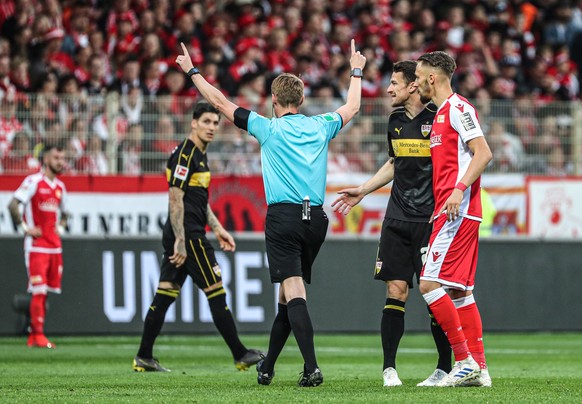 epa07606543 Referee Christian Dingert disallows a goal for Stuttgart after a VAR review during the German Bundesliga relegation play-off second leg soccer match between 1. FC Union Berlin and VfB Stut ...