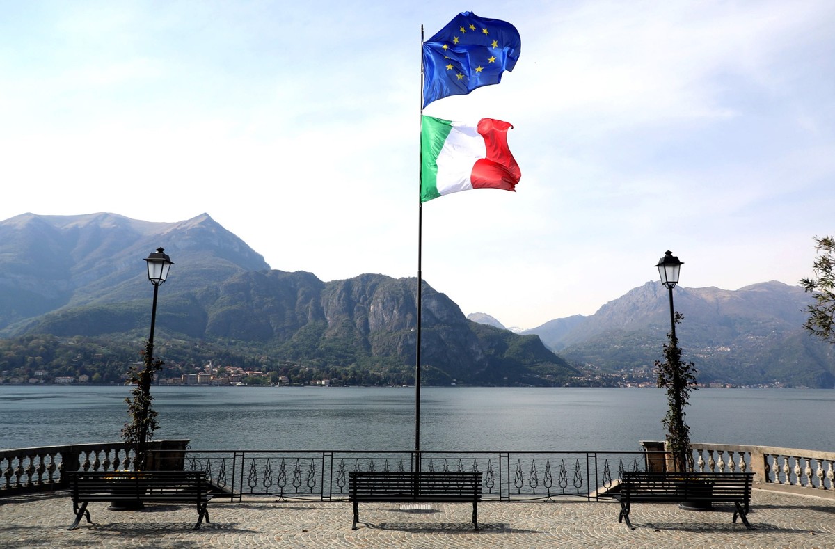 epa08361179 The lakefront deserted due to traffic restrictions imposed due to the emergence of the coronavirus in Bellagio, Lake Como, Italy, 13 December 2020. EPA/MATTEO BAZZI