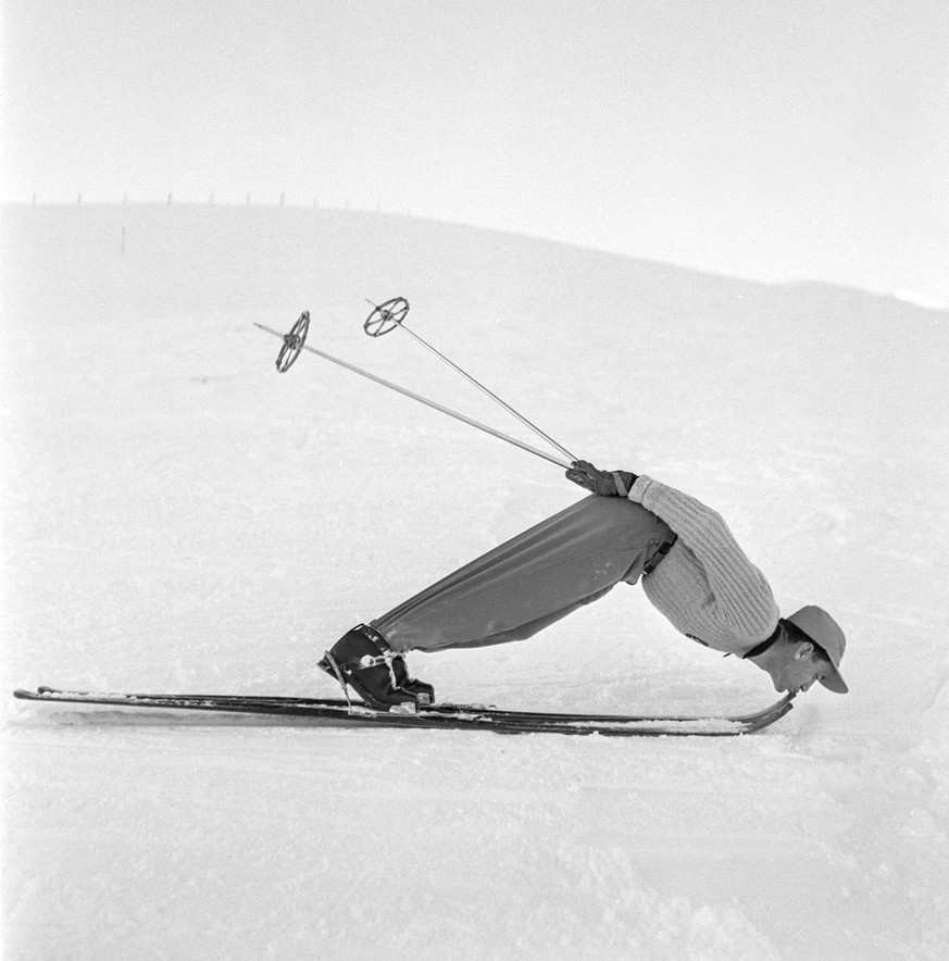 SCHWEIZ SKI ALPIN RUDOLF ROMINGER
Rudolf &quot;Rudi&quot; Rominger, Schweizer Skirennfahrer und vierfacher Weltmeister, zeigt, was alles auf Skiern moeglich ist, undatierte Aufnahme um 1940. (KEYSTONE ...