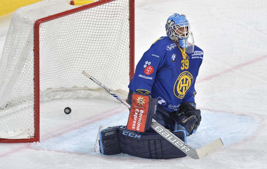 Der Puck ist hinter der Linie und der Davoser Torhüter Anders Lindbaeck kassiert den Treffer zum 0:1 fuer die Langnauer, beim Eishockey Meisterschaftsspiel in der Qualifikation der National League zwi ...