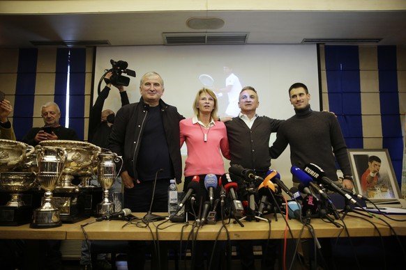 epa09677273 Serbian tennis player Novak Djokovic's uncle Goran (L), mother Diana (2-L), father Srdjan (2-R), and brother Djordje (R) pose for photographers during a press conference in Belgrade, Serbia, 10 January 2022. Novak Djokovic was to be released from an immigration detention center in Melbourne after an order by the Federal Circuit Court. The tennis world number one had been staying in a hotel-turned-detention center after his visa was revoked upon landing in Australia.  EPA/ANDREJ CUKIC