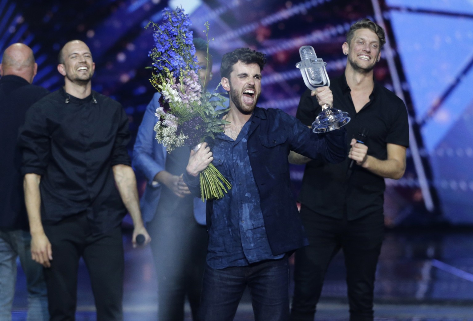 epa07583013 Winner of the 2019 Eurovision Song Contest Duncan Laurence (C) of The Netherlands poses with his trophy and team members at the end of the Grand Final of the 64th annual Eurovision Song Co ...