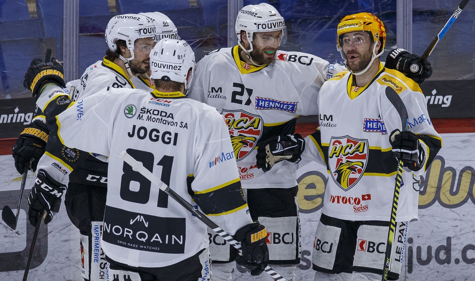 HC Ajoie Stuermer Reto Schmutz, zweiter von rechts, feiert seinen zweiten Treffer zum 0-3 mit PostFinance Top Scorer Philip-Michael Devos und weiteren Mitspielern waehrend dem fuenften Eishockey Playo ...