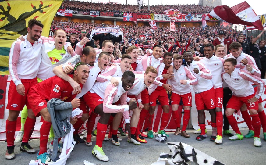 Die Leipzig-Spieler feiern den Champions-League-Einzug vor ihren Fans.