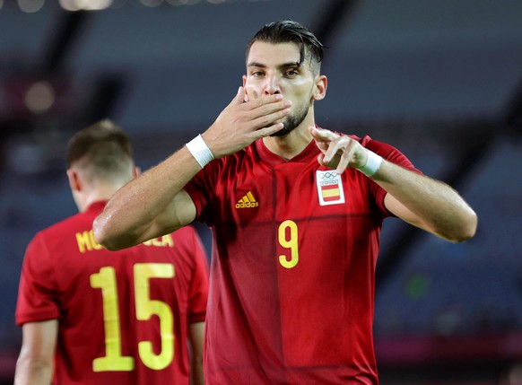 epa09382856 A handout photo made available by the Spanish Football Federation (RFEF) of Spain&#039;s Rafa Mir celebrating after scoring a goal during the men&#039;s quarter final soccer match between  ...