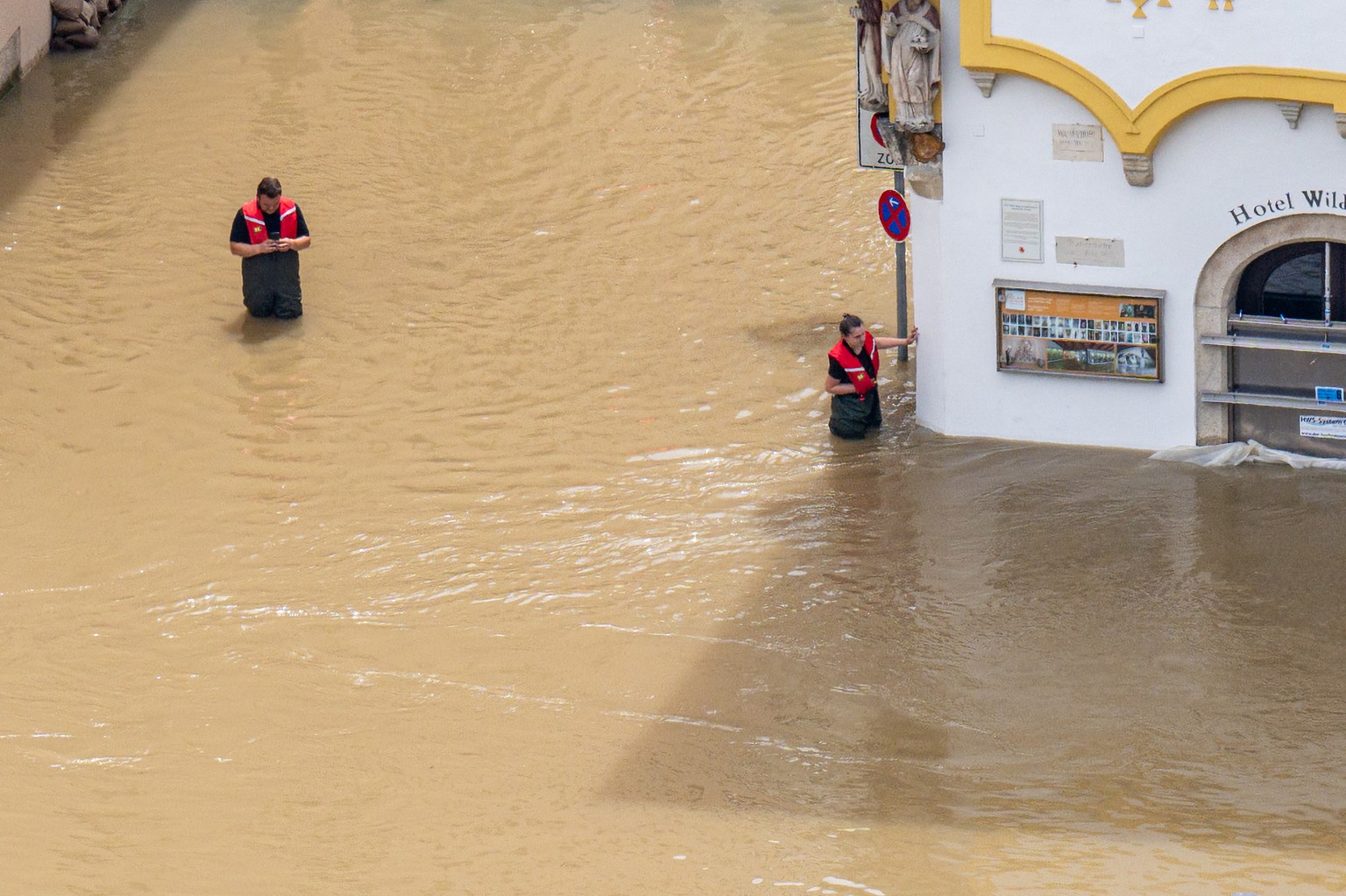 04.06.2024, Bayern, Passau: Rettungskr