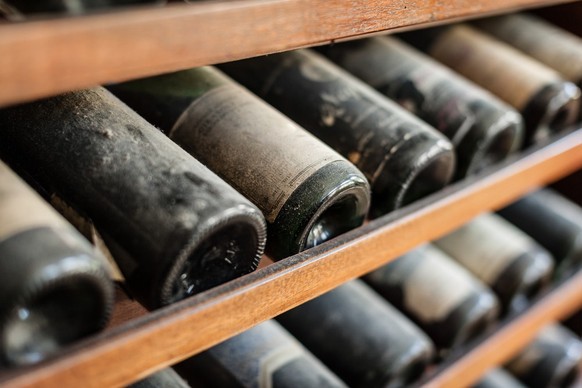 Bordeaux, Frankreich - antike Bordeauxweine im Keller.