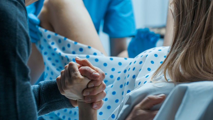 Frauen fühlen sich bei der Geburt manchmal zu grob behandelt.