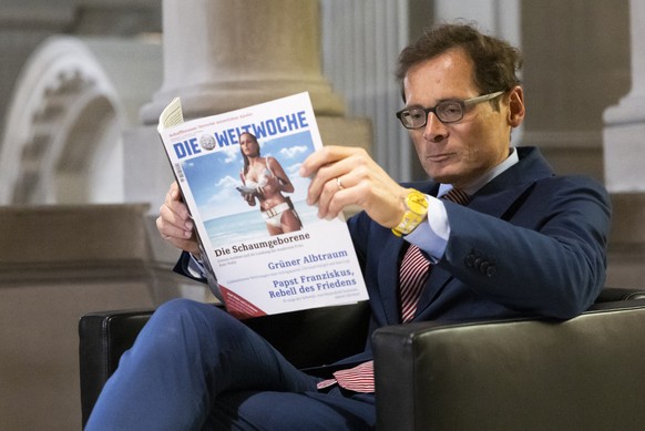 Roger Koeppel, SVP-ZH, wartet vor dem Kommissionszimmer der Immunitaetskommission, am Mittwoch, 11. Mai 2022 im Bundeshaus in Bern. (KEYSTONE/Peter Klaunzer)