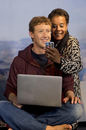 An der Vorstellung musste Zuckerberg bereits für ein Selfie hinhalten.