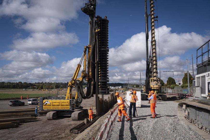 Eine Abdeckung am der Ruettelmaschine verringert die Laermemission beim Einsetzen der Spundwand Elemente, an einer Baustellenbegehung des Bruettenertunnels des SBB Mehrspur-Projekts zwischen Zuerich u ...