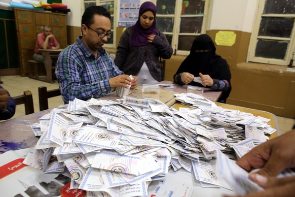 In einem Wahlbüro in der Hauptstadt Kairo werden die Wahlzettel ausgezählt