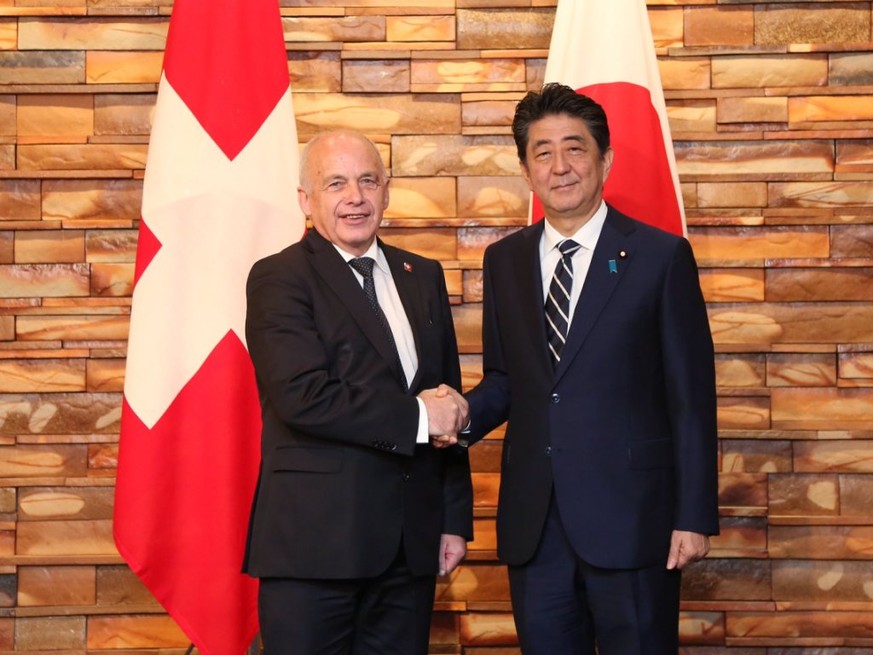 Der Schweizer Bundespräsident Ueli Maurer ist am Montag in Tokio mit Japans Premierminister Shinzo Abe zusammengetroffen.
