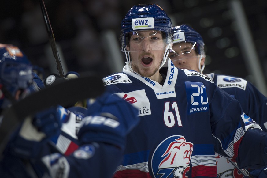 Jubel zum 4:1 bei Zuerichs Torschuetze Fabrice Herzog im zweiten Eishockey Playoff-Viertelfinalspiel der National League zwischen den ZSC Lions und dem EV Zug, am Dienstag, 13. Maerz 2018, im Zuercher ...