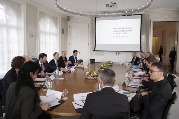 Bundesrat Ignazio Cassis, Dritter von links, mit Bundesrat Guy Parmelin, Zweiter von links, und Staatssekretaer Roberto Balzarett, Vierter von links, an den Konsultationen zwischen dem Bundesrat und d ...