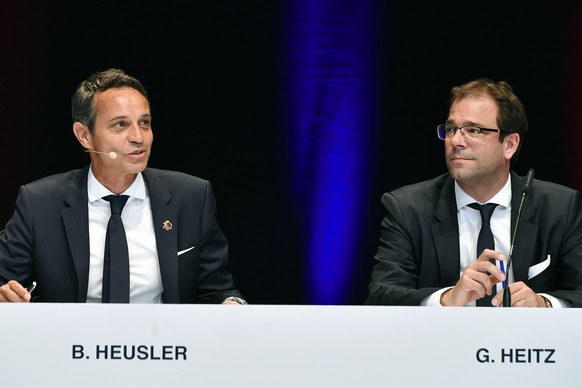 Praesident Bernhard Heusler, links, und Sportchef Georg Heitz, rechts, 
an der Generalversammlung des FC Basel 1893 im St. Jakob-Park in Basel am Freitag, 9. Juni 2017. (KEYSTONE/Walter Bieri)