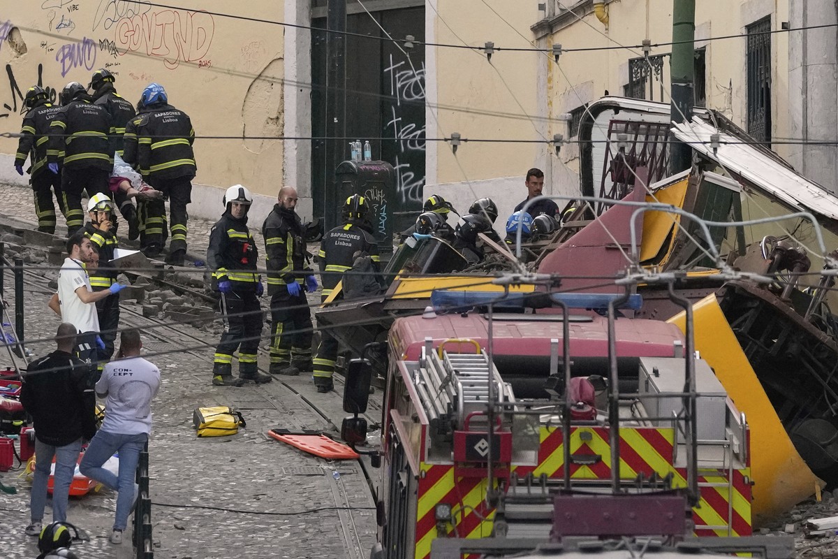 Firefighters carrying the body of a person on a stretcher at the site of a derailed electric streetcar in Lisbon, Portugal, Wednesday, Sept. 3, 2025. (AP Photo/Armando Franca)
Portugal Funicular Derai ...