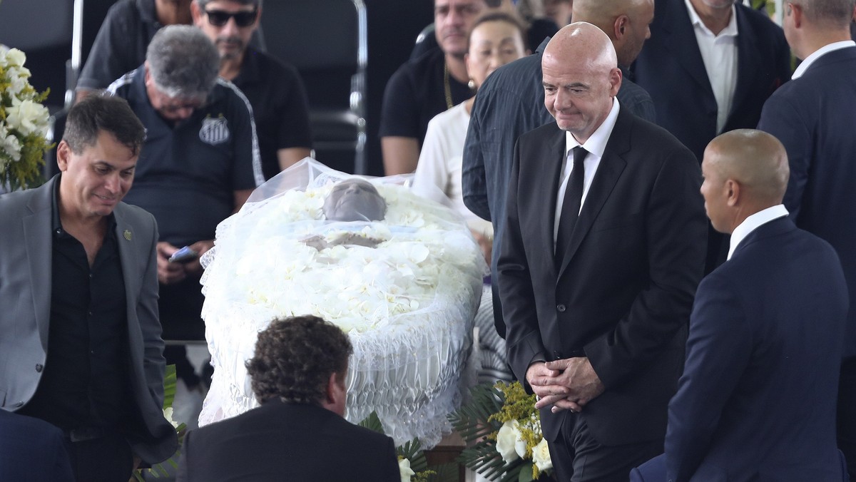 epa10386428 FIFA President Gianni Infantino (C-R) attends the wake for late soccer legend Edson Arantes do Nascimento 'Pelé', at the Vila Belmiro stadium in Santos, Brazil, 02 January 2023.  ...