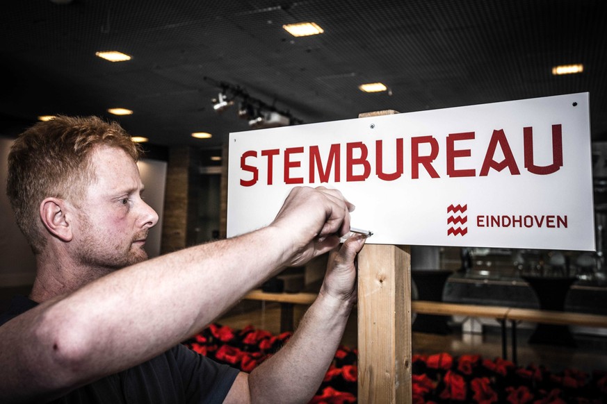 epa05847854 Last preparations are done in a polling station in Eindhoven, The Netherlands, 14 March 2017, one day before the parliament elections. The Dutch &#039;Tweede Kamer&#039; (Second Chamber) p ...