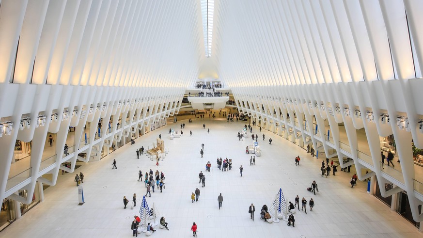 Menschen im Oculus, Haupthalle des U-Bahnhofs mit Einkaufszentrum, World Trade Center, Transportation Hub, WTC, Architekt Santiago Calatrava, Manhattan, New York City, New York, USA, Vereinigte Staate ...