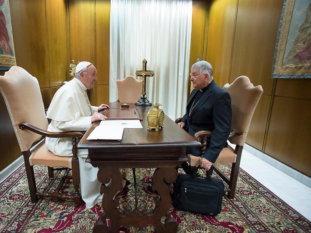L'archevêque valaisan Emil Paul Tscherrig, ici en discussion avec le pape, devient le 10e cardinal suisse (Archives).