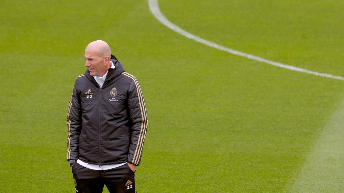 epa07929901 Real Madrid's head coach, French Zinedine Zidane supervises his players during a training session at Valdebebas Sports City in Madrid, Spain, 18 October 2019. Real Madrid will face RC ...