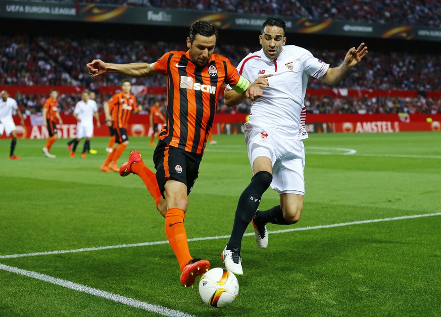 Darijo Srna (Donezk, l.) und Adil Rami (Sevilla) kämpfen um den Ball.