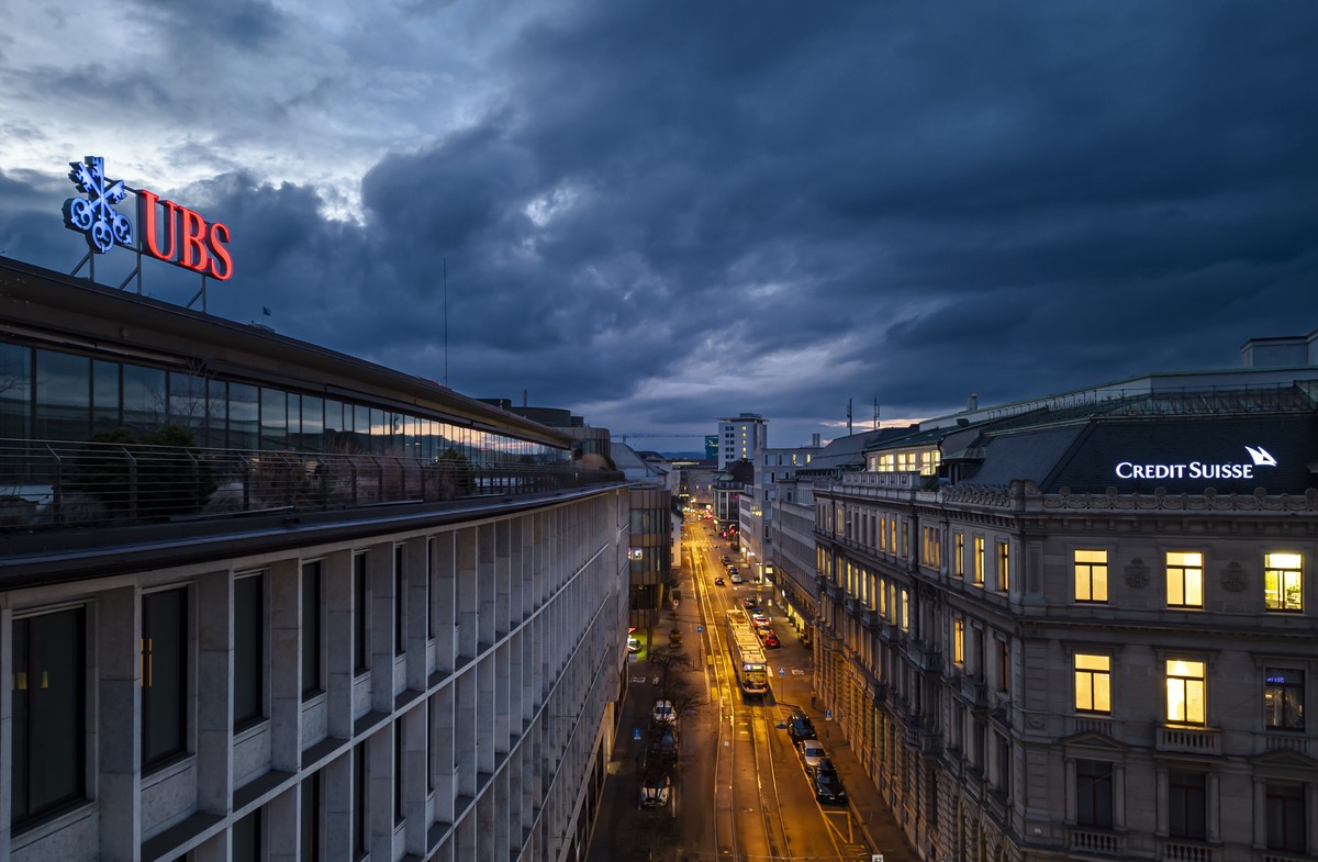 An aerial view shows the headquarters of the Swiss banks Credit Suisse, right, and UBS, left, at Paradeplatz in Zurich, Switzerland on Sunday March 19, 2023. (KEYSTONE/Michael Buholzer).