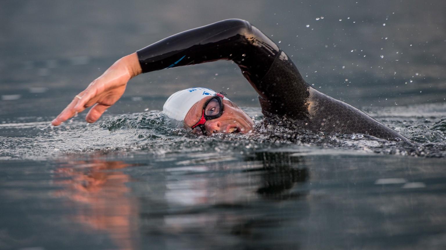 Der Schwimmer Ernst Bromeis schwimmt nach seinem Start in Tenero, Tessin, am Donnerstag, 27. August 2015. Der Buendner Wasserbotschafter und Ultraschwimmer ist am Donnerstagmorgen in Tenero (TI) zu se ...