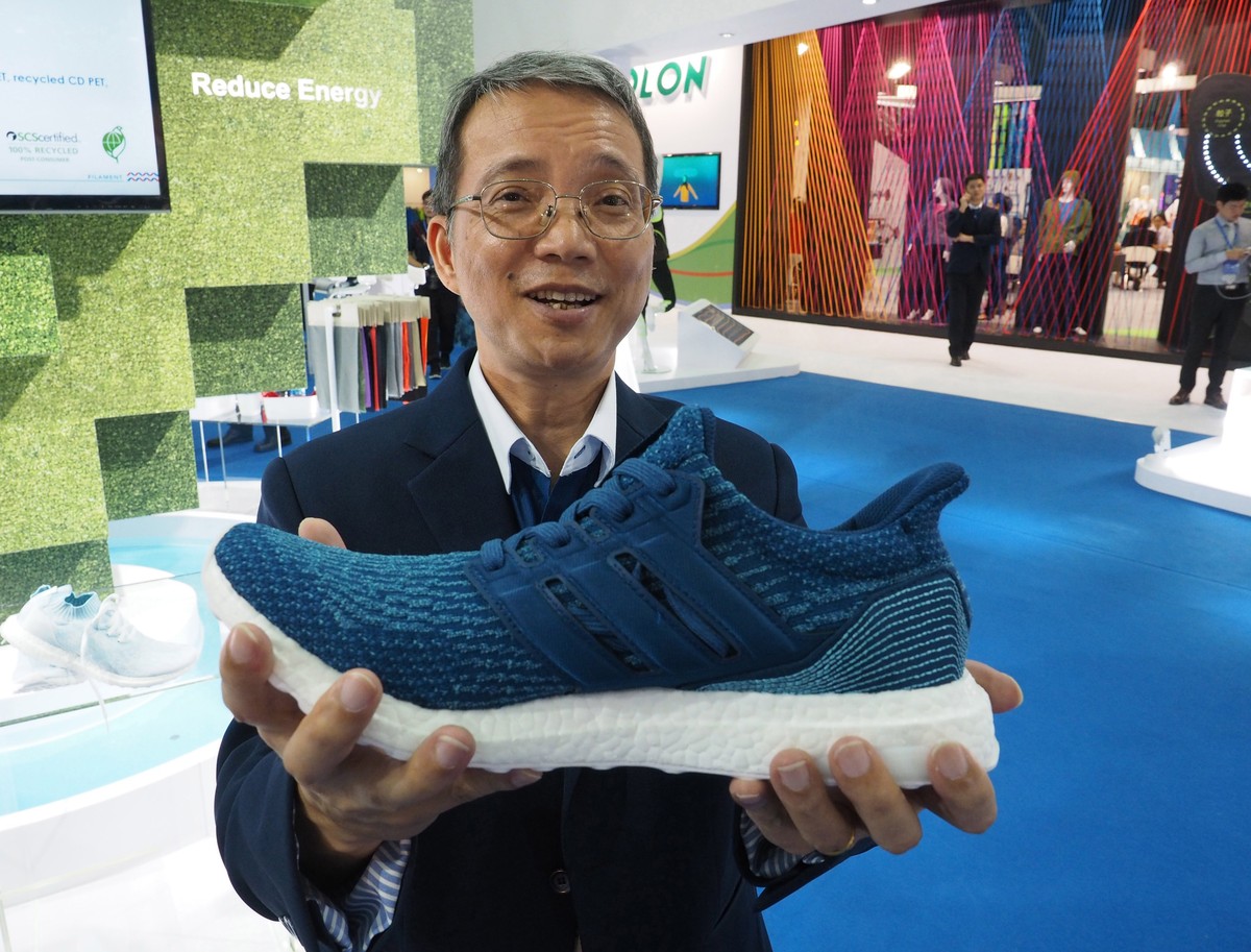epa06269397 An exhibitor displays a shoe whose fabrics are made form recylcled sea plastic, during the Taipei Innovative Textile Application Show at the Nangang Exhibition Center in Taipei, Taiwan, 16 ...