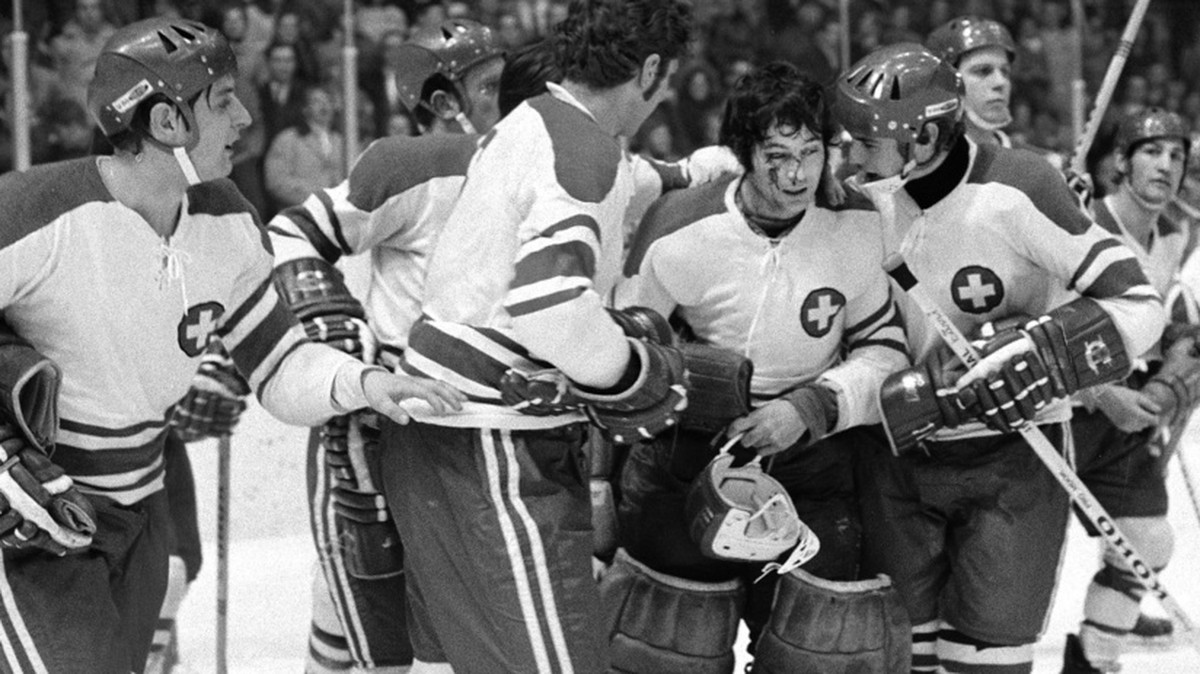 Der Schweizer Goalie Gerald Rigolet wird am 13. Maerz 1971 von seinen Mitspielern nach dem Spiel gegen die DDR zu seiner tadellosen Leistung beglueckwuenscht. Waehrend des Spiels musste Rigolet seinen ...