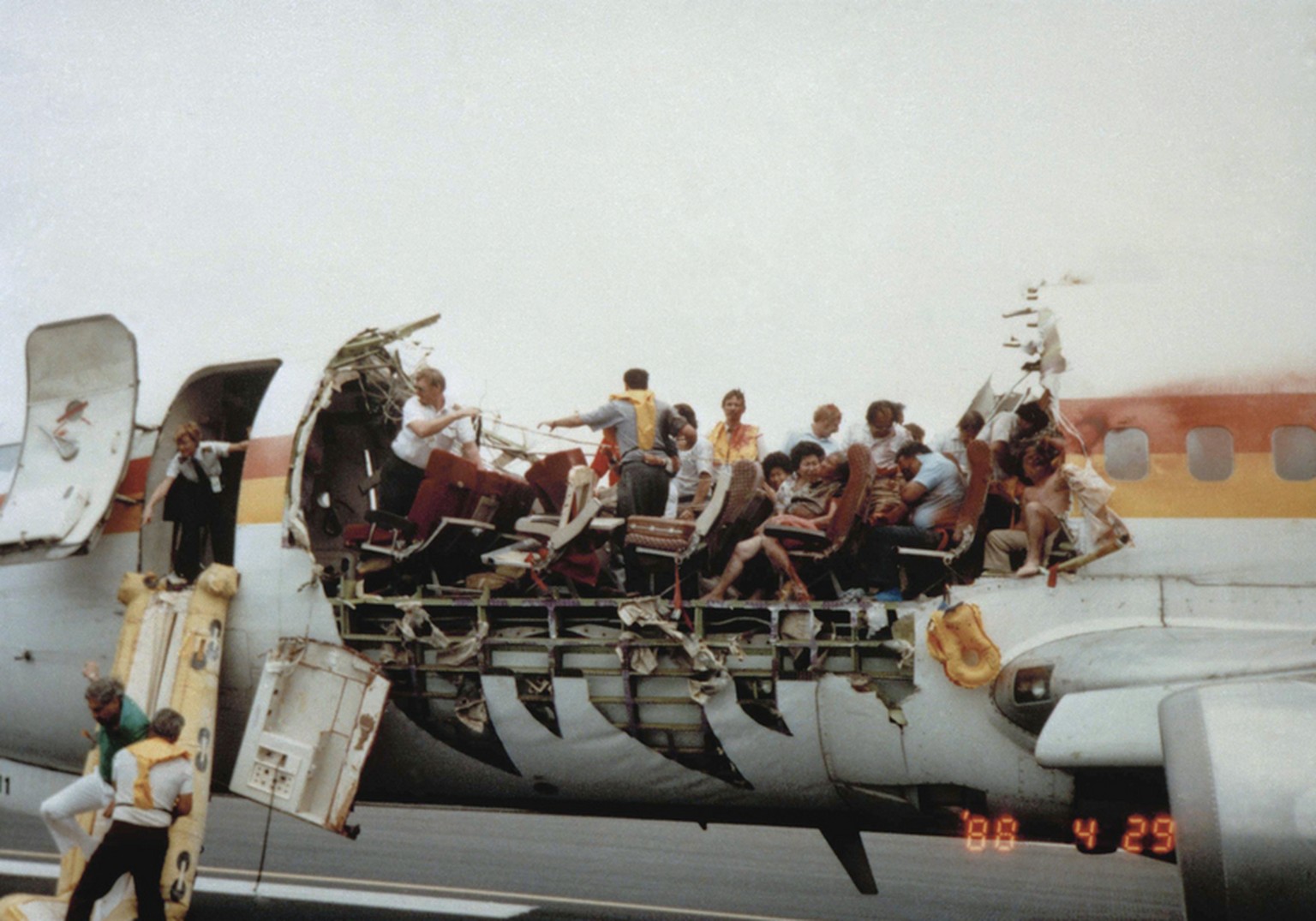 Drama in der Luft: Evakuierung der Passagiere von&nbsp;Aloha-Airlines-Flug 243.